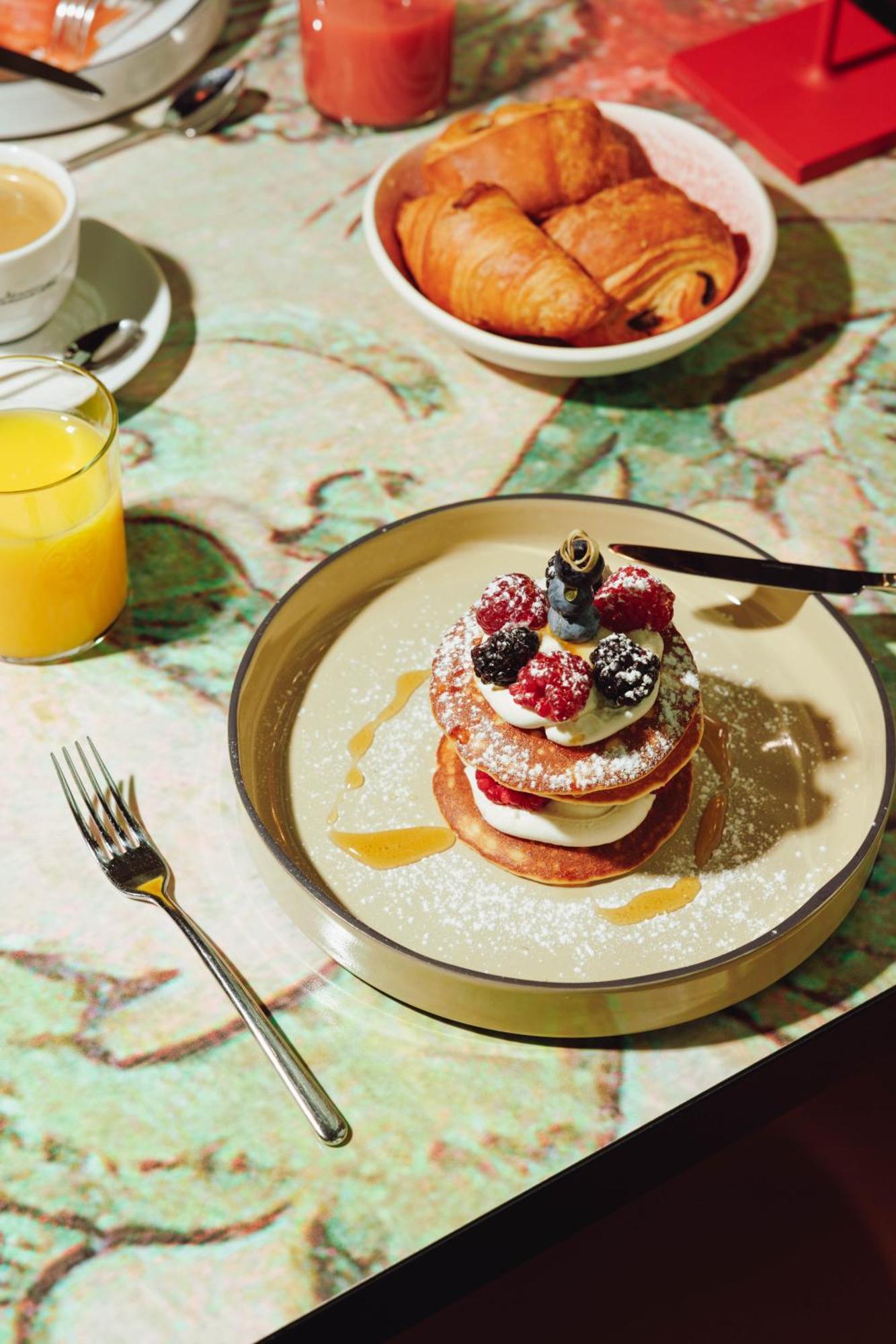 Kruisherenhotel Maastricht - Oostwegel Collection, Member Of Design Hotels Exteriör bild A stack of pancakes with fruit and cream