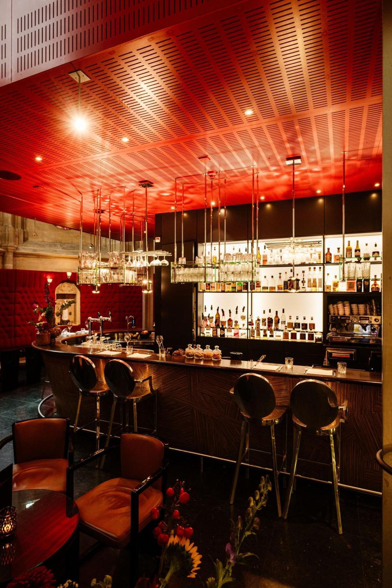 Kruisherenhotel Maastricht - Oostwegel Collection, Member Of Design Hotels Exteriör bild The bar at the restaurant