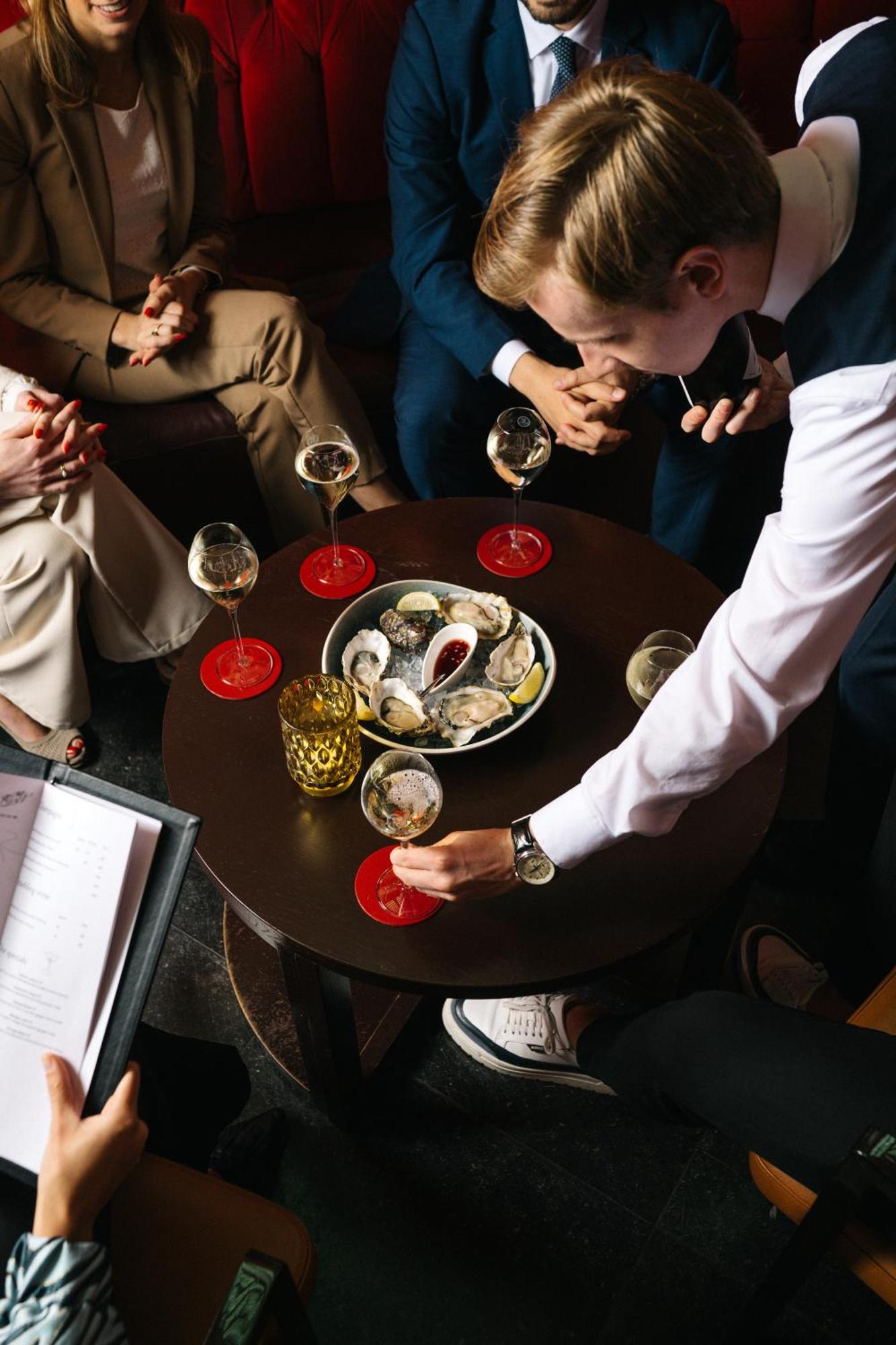Kruisherenhotel Maastricht - Oostwegel Collection, Member Of Design Hotels Exteriör bild Oysters at the Oyster Bar