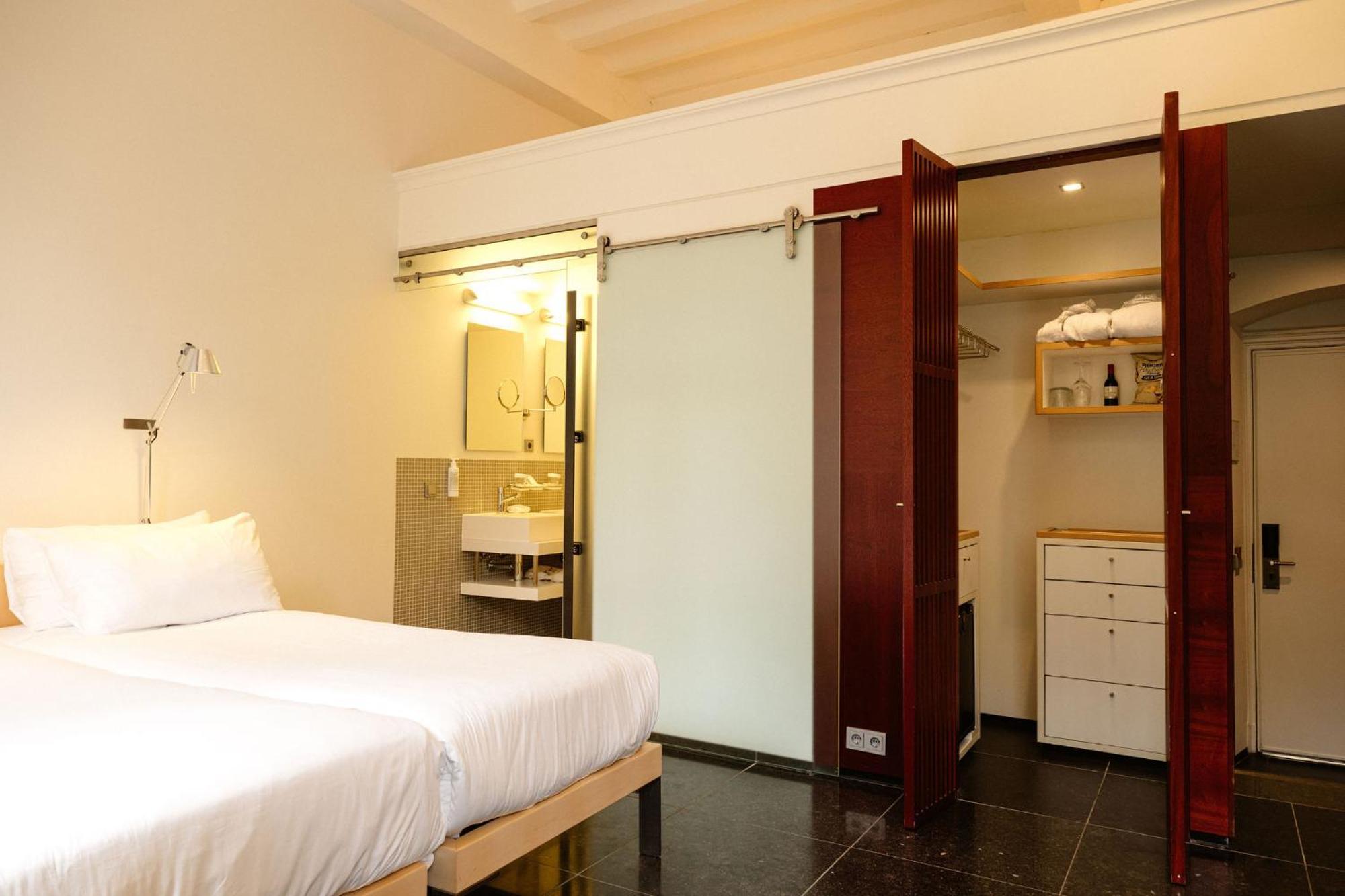 Kruisherenhotel Maastricht - Oostwegel Collection, Member Of Design Hotels Rum bild A room at the hotel