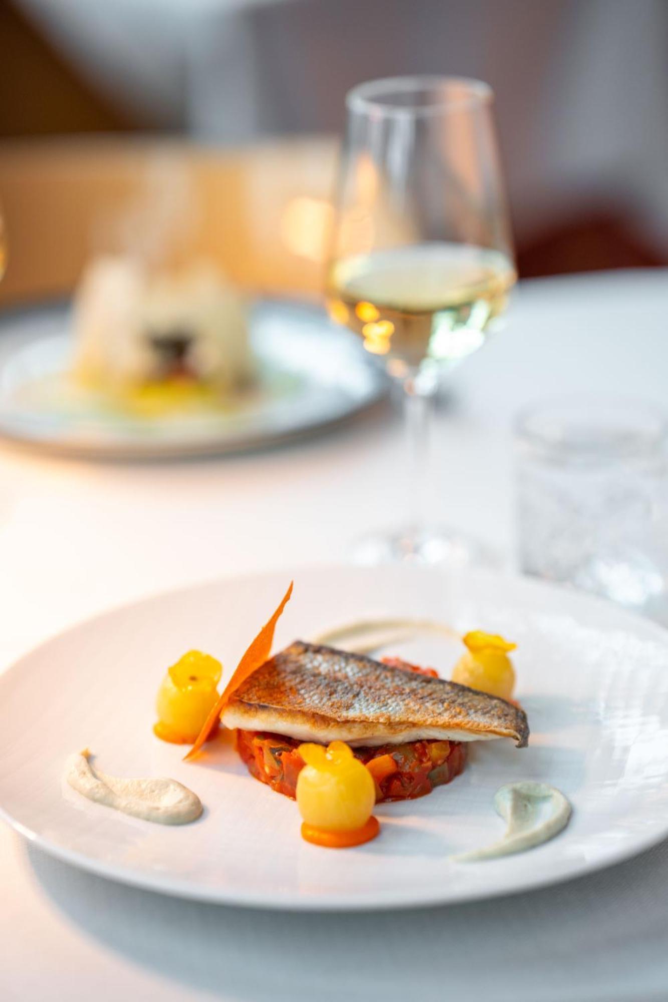 Kruisherenhotel Maastricht - Oostwegel Collection, Member Of Design Hotels Exteriör bild A plate of food