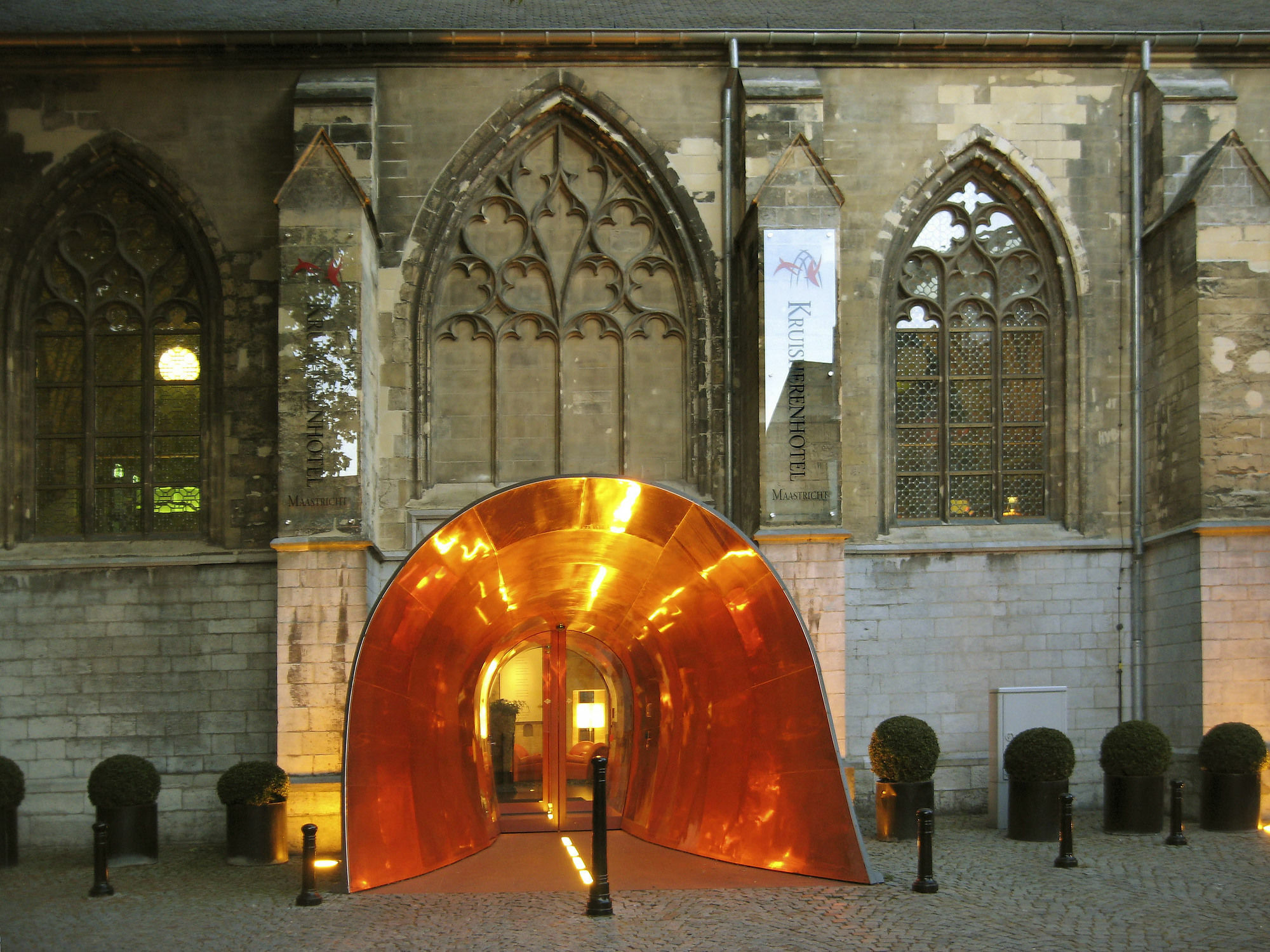 Kruisherenhotel Maastricht - Oostwegel Collection, Member Of Design Hotels Exteriör bild The entrance to the crypt